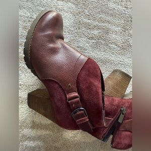 Clarks 5.5 Burgundy Ankle Booties